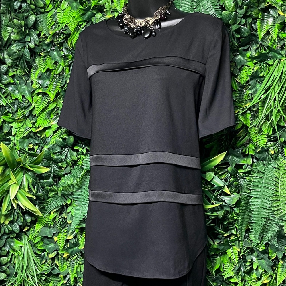 Ann Taylor Top Medium‎ Black Tiered Ribbon Detail Short Sleeve Women Blouse 3420